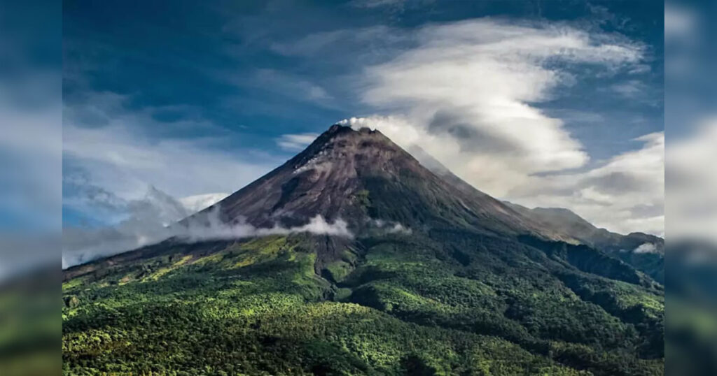 Menguak Misteri Gunung Merapi Sebagai Pusat Kerajaan Gaib